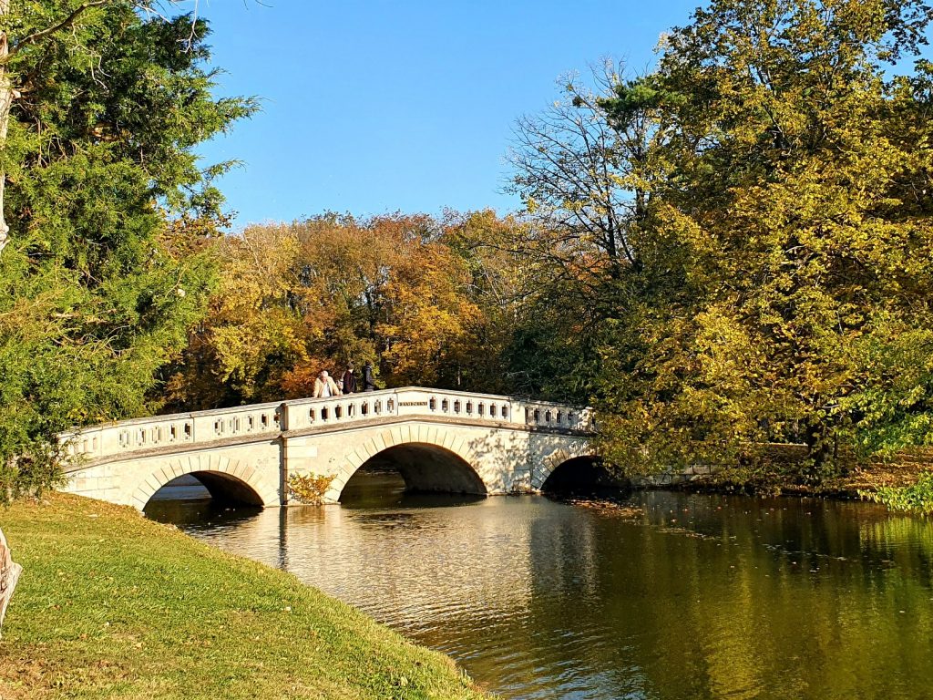 historische Brücke im herbstlichen Schlosspark Laxenburg