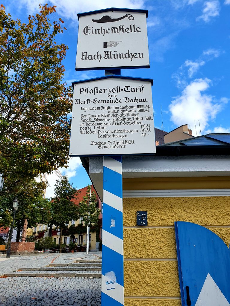 Info Tafel in bayrischen Farben blau-weiß