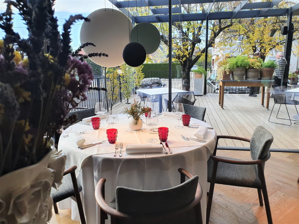 Restaurant in einem Wintergarten mit gedecktem Tisch