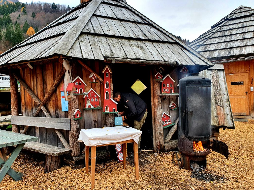 Holzhütte mit Ofen vor dem Eingang, Gorenjska Slowenien