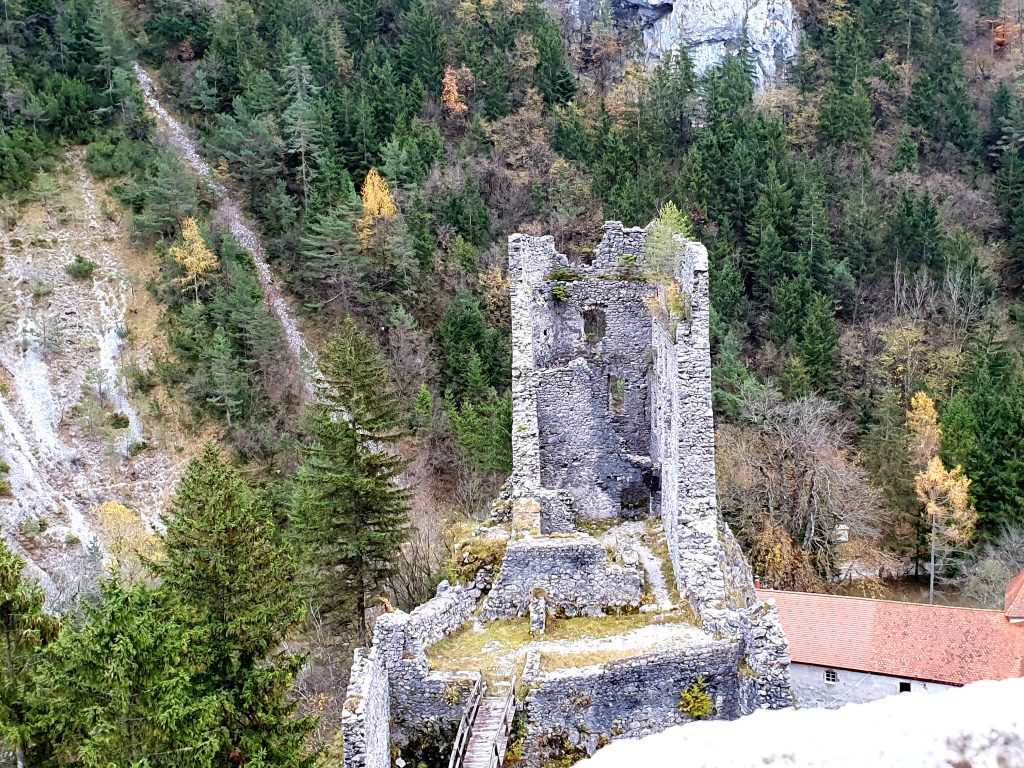 Burgruine mit Berg im Hintergrund, Gorenjska Slowenien