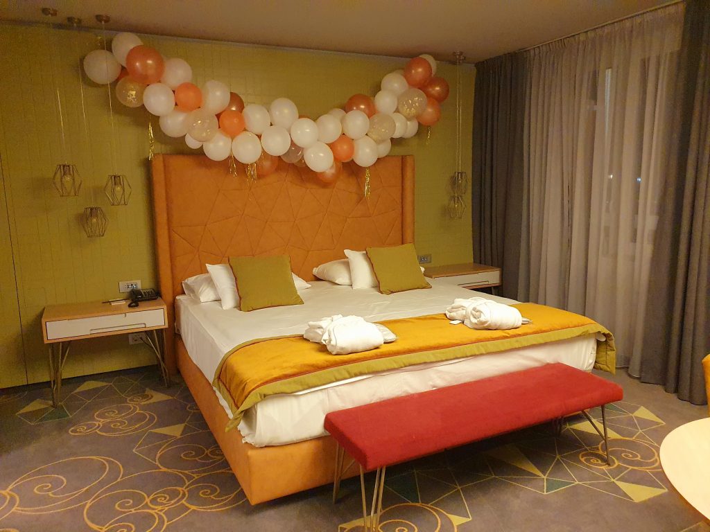 stylisches Hotelbett mit Luftballon