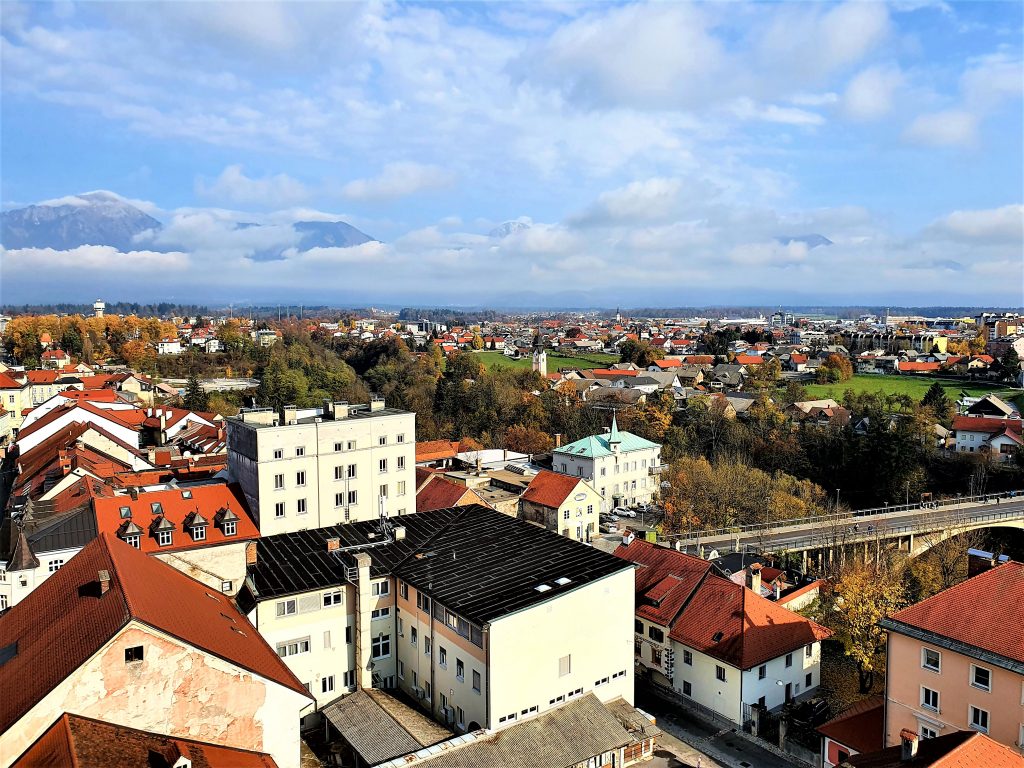 Blick von oben auf die Stadt Kranj Slowenien