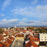 Blick über die Stadt Kranj in Slowenien zu den Alpen