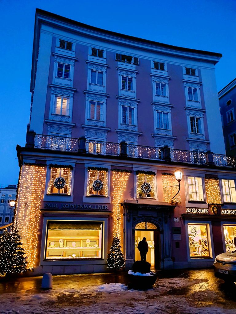 weihnachtlich illuminiertes altes Bürgerhaus, Salzburger Adventmärkte