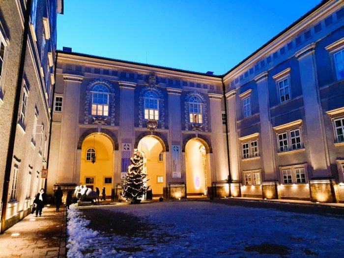 weihnachtlich beleuchteter Innenhof einer barocken Residenz, Salzburger Adventmärkte