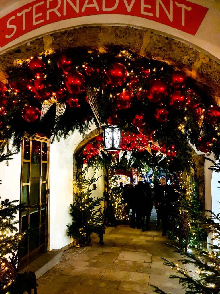 weihnachtlich dekorierte Durchgangsbögen, Adventmärkte Salzburg