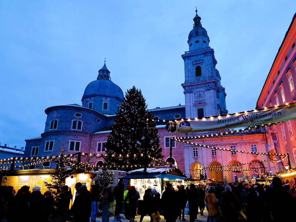 festlicher Adventmarkt vor Dom-Kulisse mit vielen Menschen, Salzburger Adventmärkte
