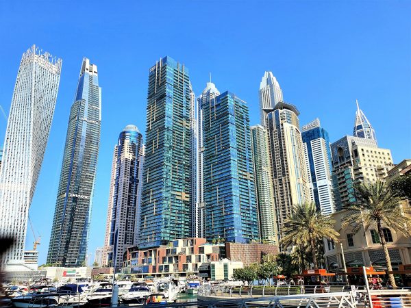 Dubai Sehenswürdigkeiten Tippsgigantische Hochhäuser mit Marina davor