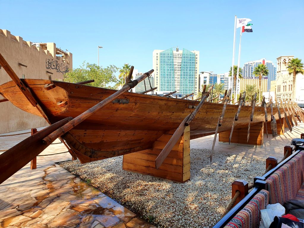 langes arabisches Holzboot