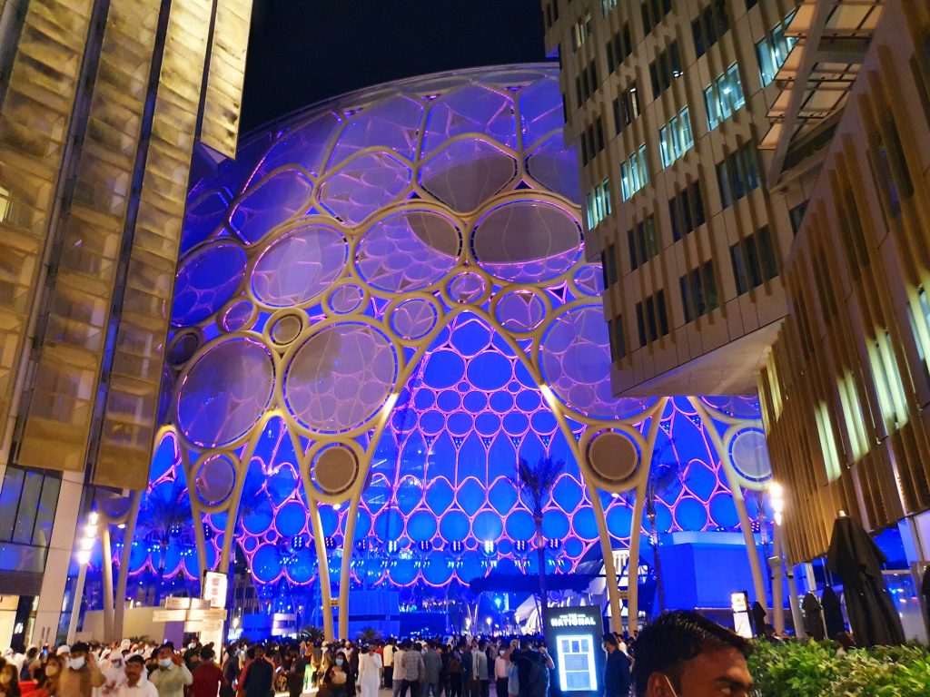 blau beleuchtete Riesenglaskuppel Expo2020