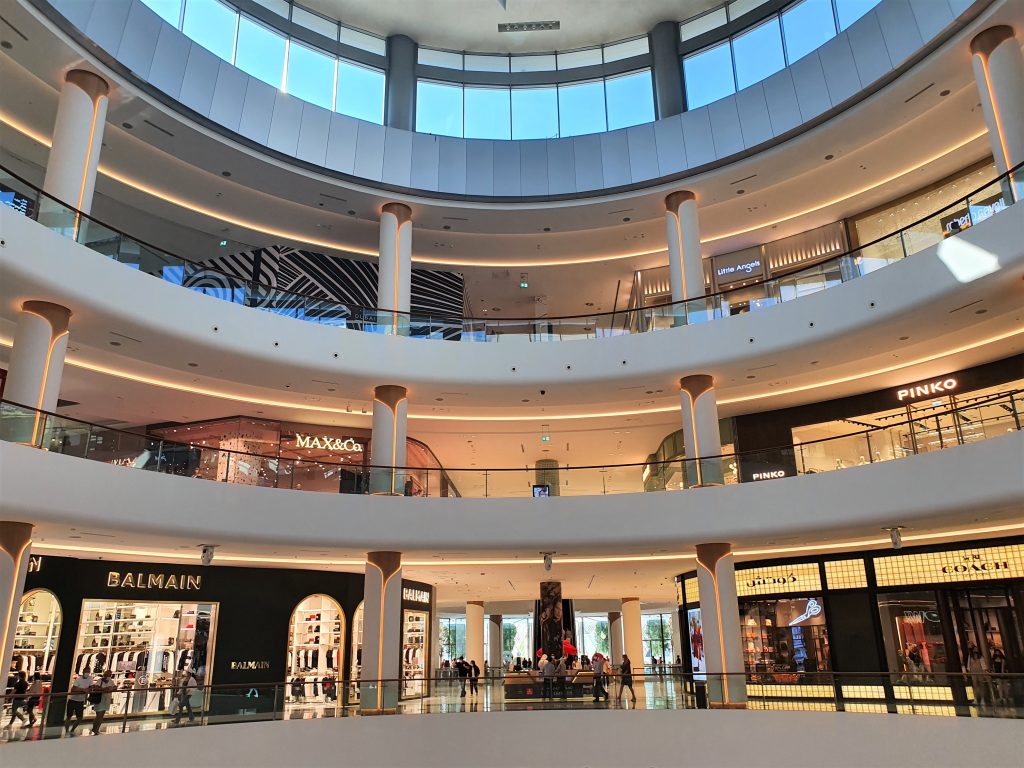 mehrstöckige Shopping-Mall innen