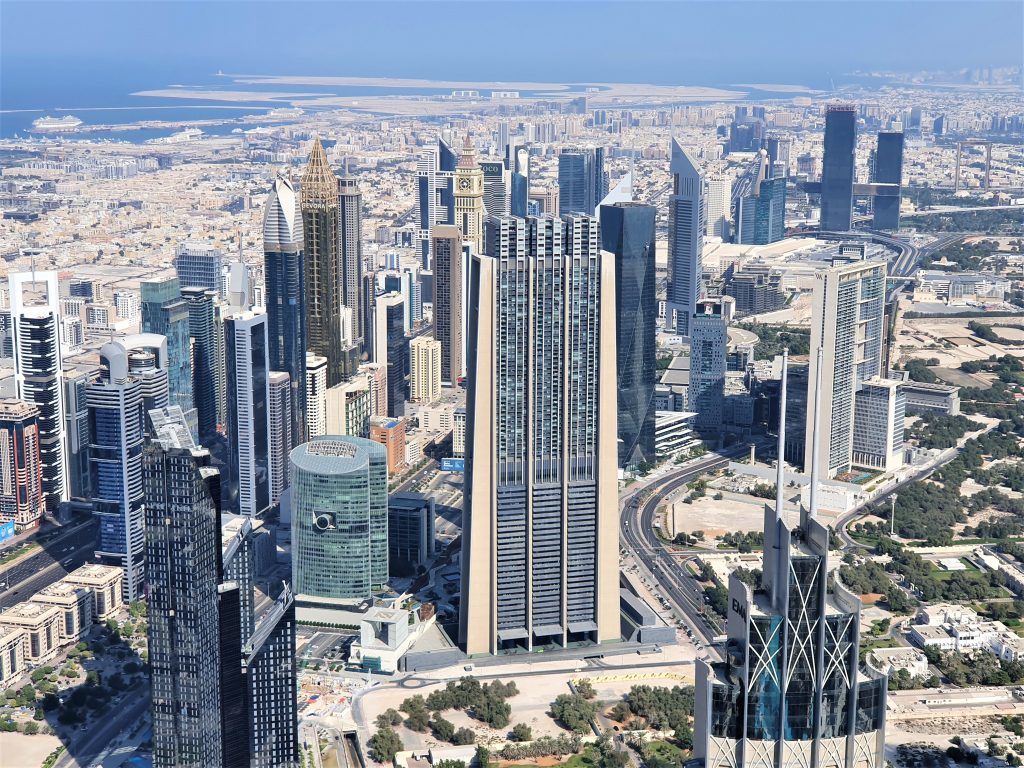 Blick von oben auf die Wolkenkratzer von Dubai