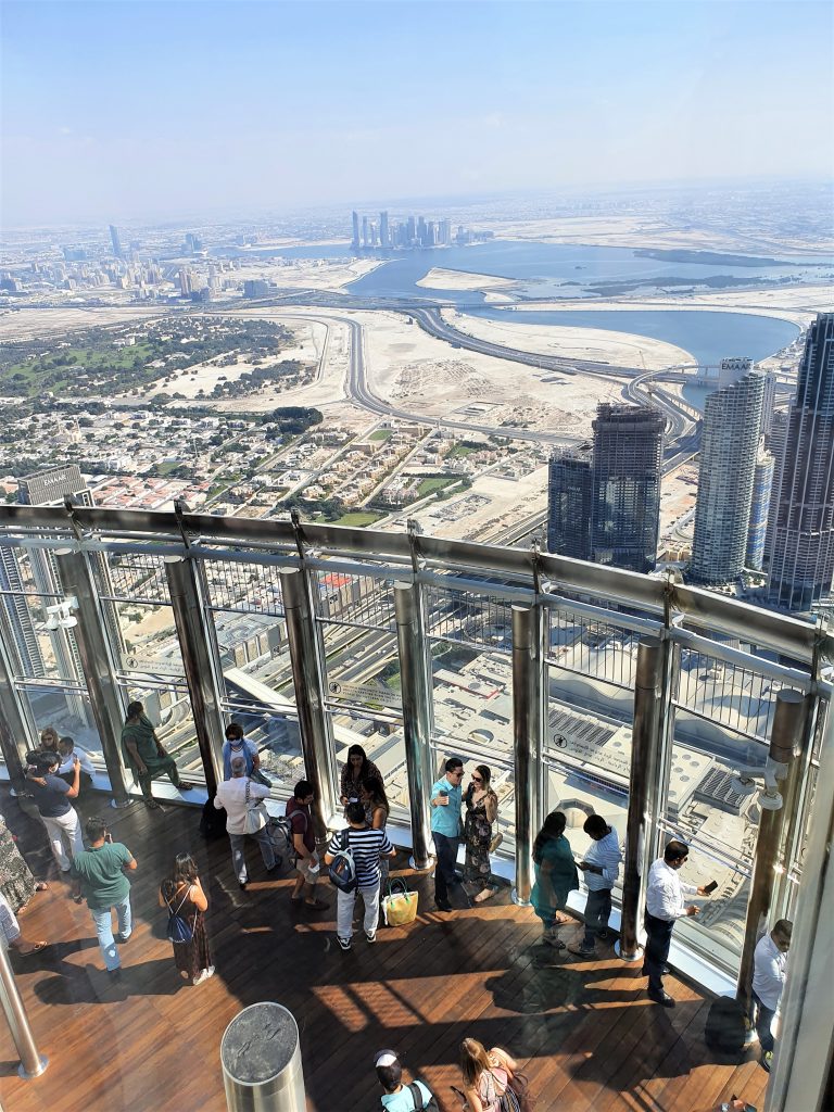 Aussichtsterrasse mit Menschen, die über die Skyline von Dubai blicken