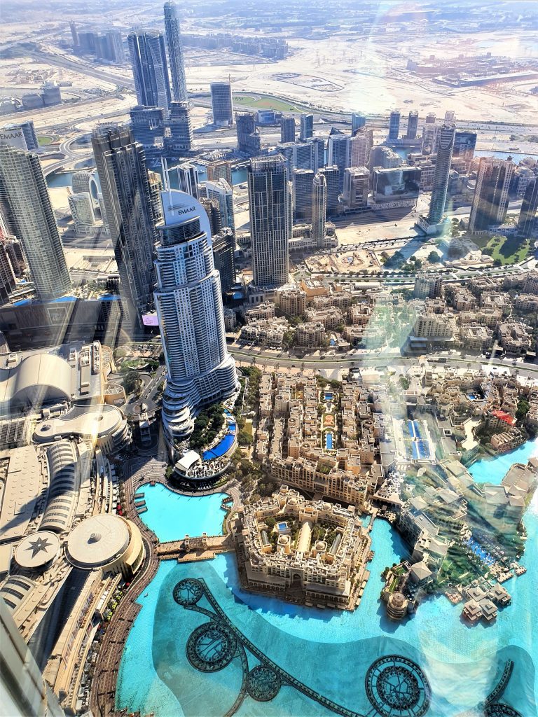 Blick auf die Skyline mit Pools von Dubai