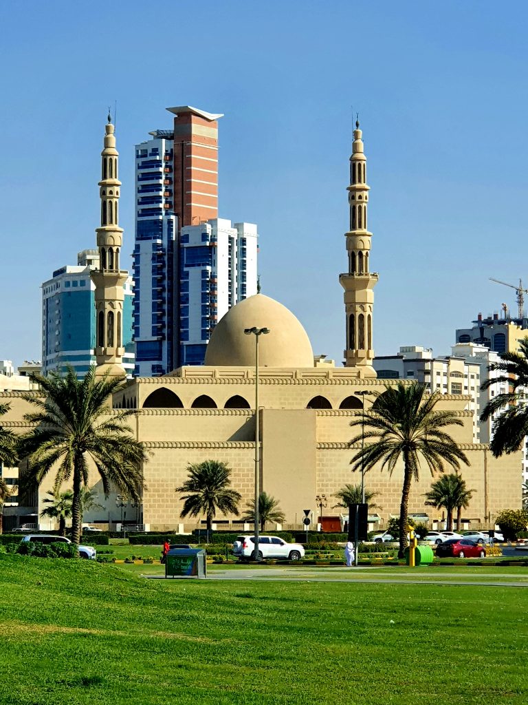 arabische Moschee mit modernen Hochhäusern dahinter