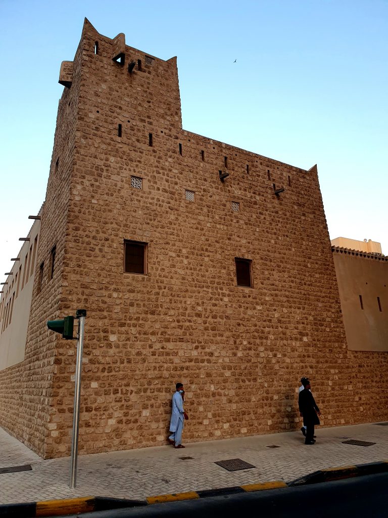 altes turmartiges Ziegelhaus im Emirat Sharjah