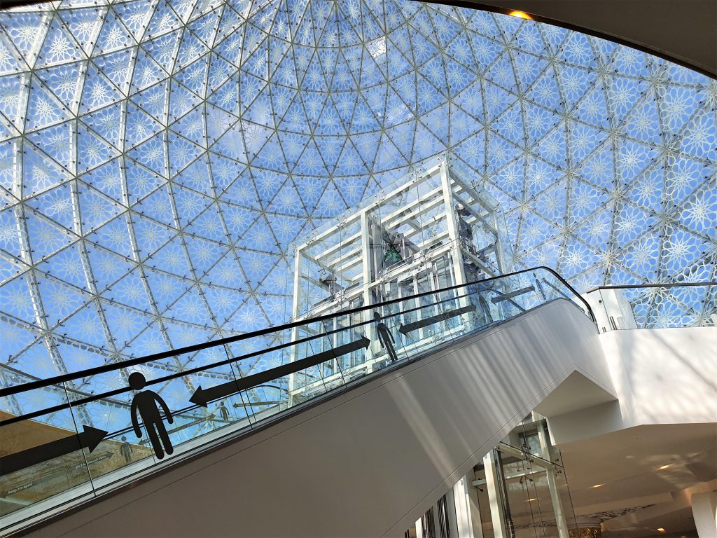 Rolltreppe unterhalb einer modernen Glaskuppel-Konstruktion