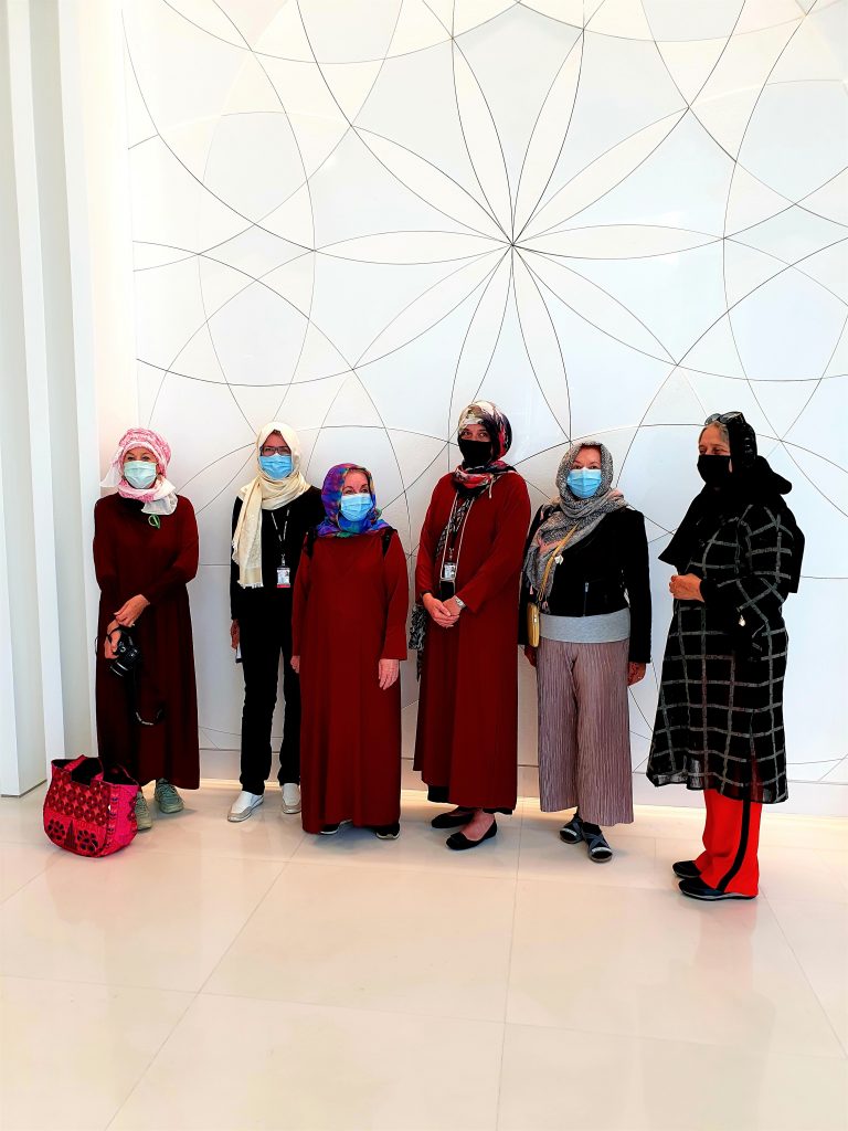 ausländische Frauengruppe verschleiert in arabischem Land