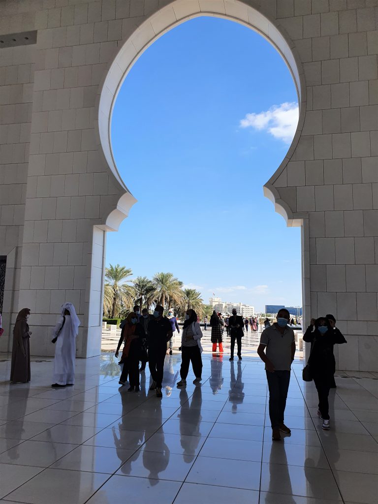 Eingangstor zur Scheich Zayed Moschee Abu Dhabi