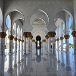 Scheich Zayed Moschee mit orientalischem Bogengang