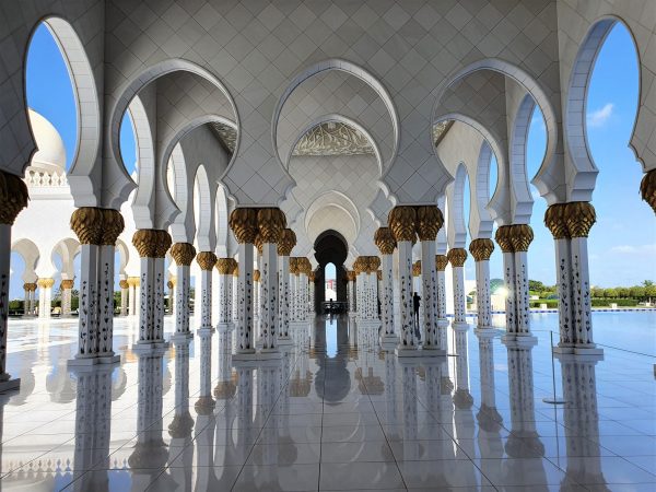 Scheich Zayed Moschee mit orientalischem Bogengang