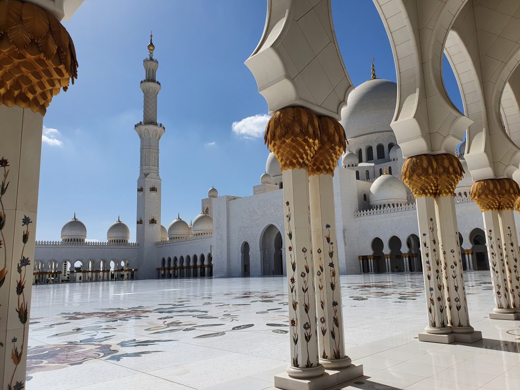 strahlen weißer Innenhof mit Bogengängen einer Moschee