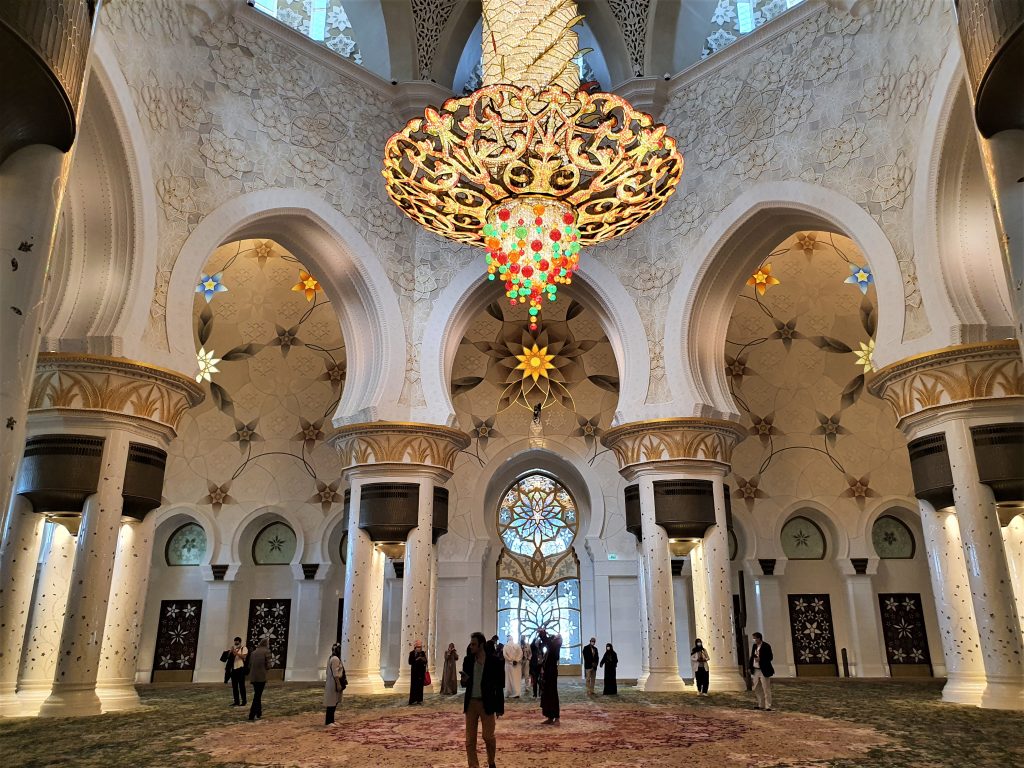 prachtvoller Innenraum arabischer Moschee mit riesigem Kronleuchter, Abu Dhabi Sehenswürdigkeiten
