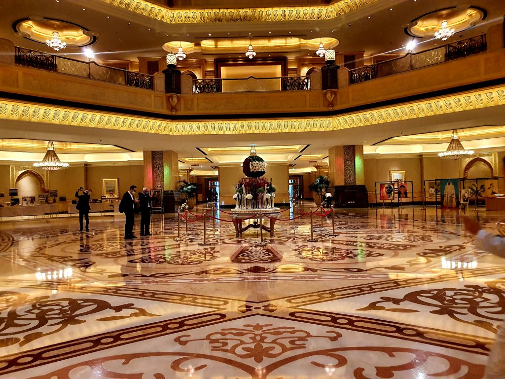 riesige Hotelpalast Lobby in Gold, Abu Dhabi Sehenswürdigkeiten