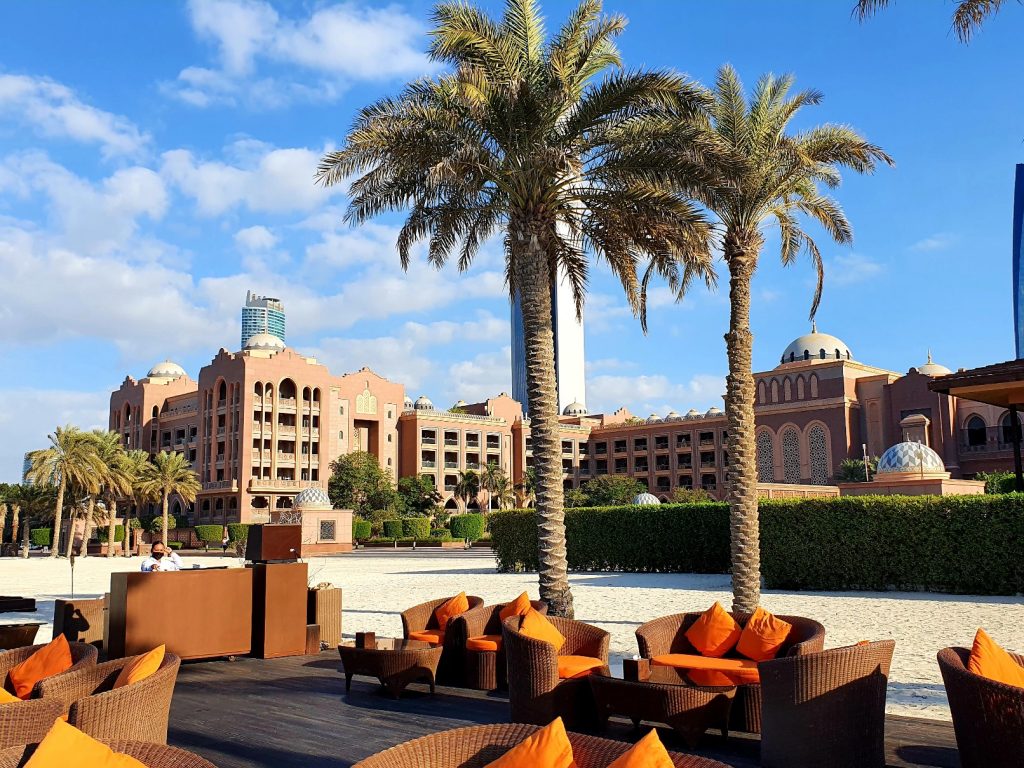 Strand Lounge mit Palmen, Abu Dhabi