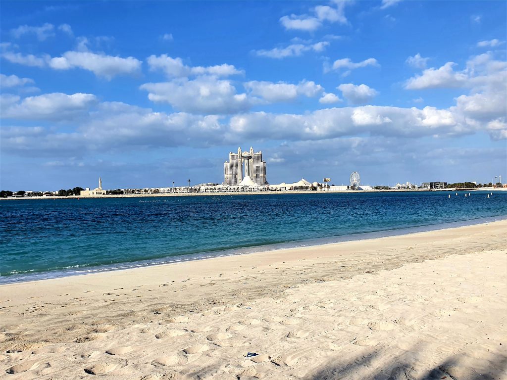 langer weißer Strand in Abu Dhabi