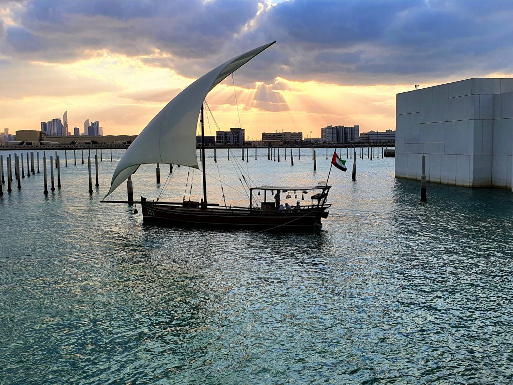 ein Dhau mit Segel auf dem Meer, Abu Dhabi