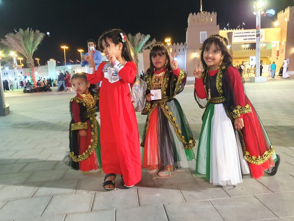 kleine Mädchen aus Abu Dhabi in Kleidern der Nationalfarben