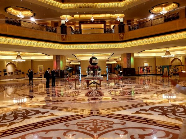 Lobby des Emirates Palace Abu Dhabi in Gold