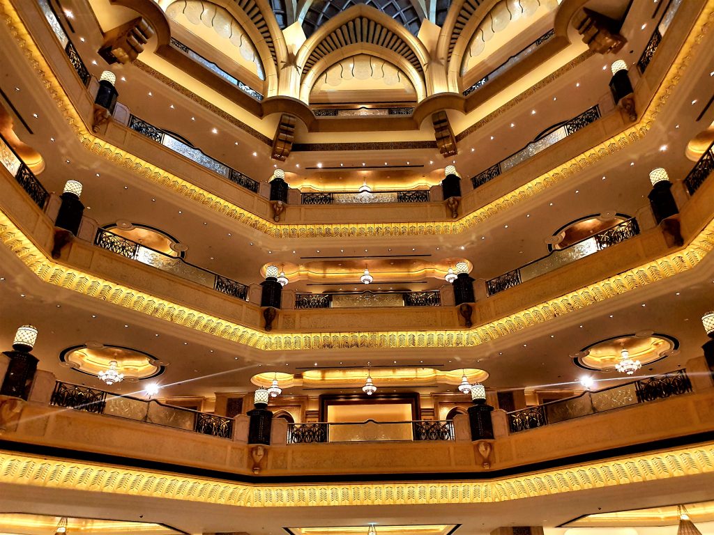 Innenansicht des Luxushotels Emirates Palace mit viel Gold