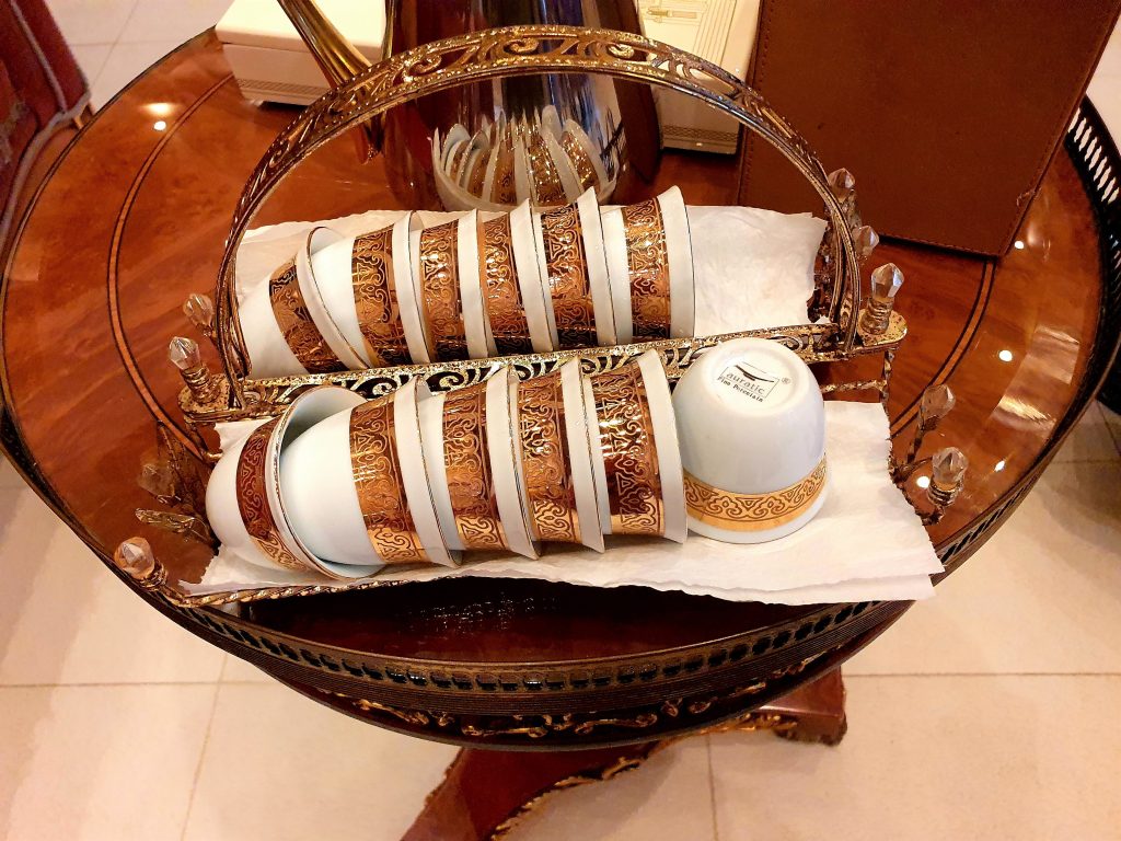 orientalisches Kaffeeservice auf einem Tischchen