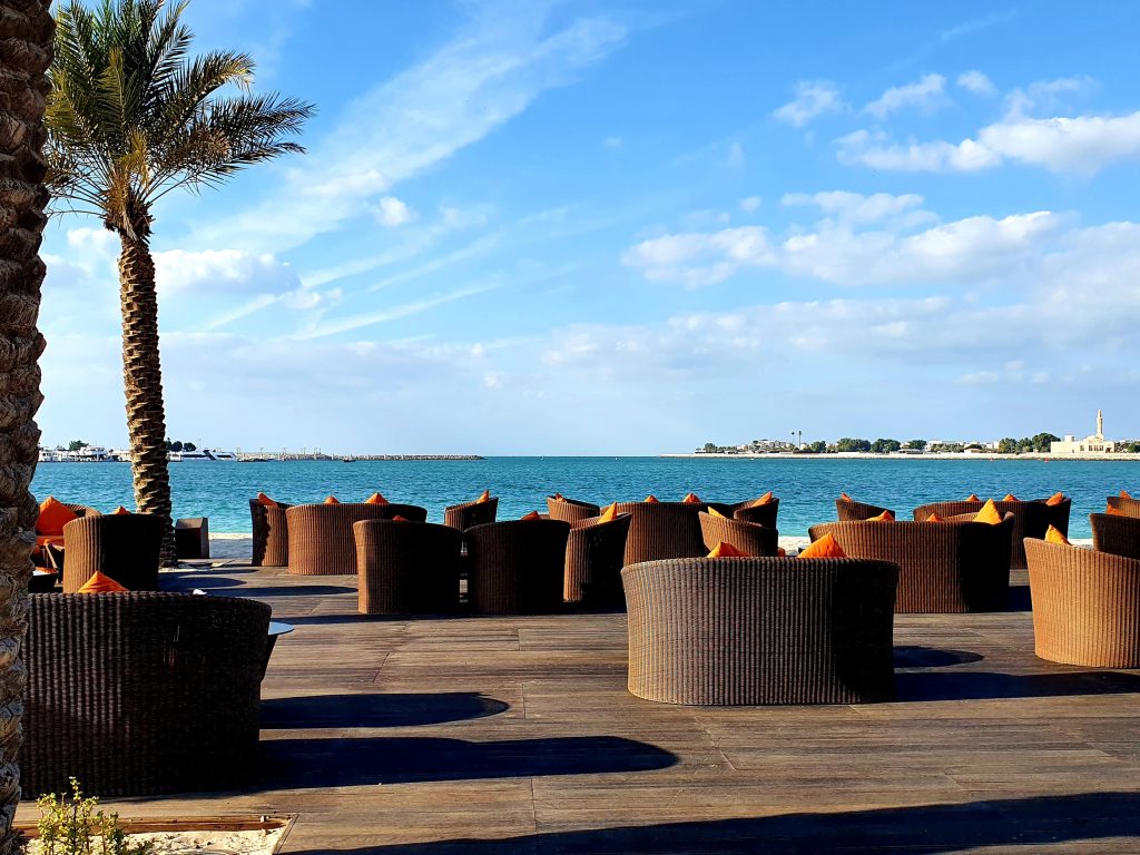 Lounge Bereich am Strand mit Palmen