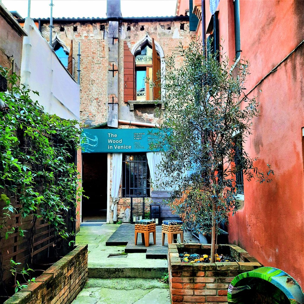 idyllischer Hinterhof in einem Gebäude in Venedig