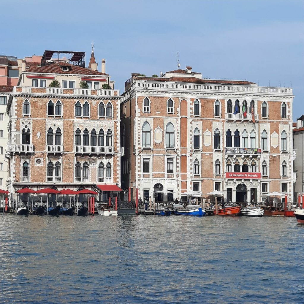 Hotel Bauer Venedig, vom Vaporetto aus gesehen