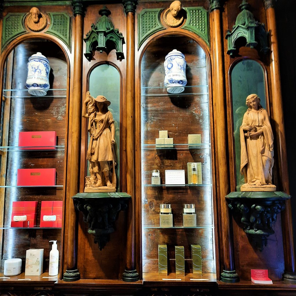 alter Parfumerie-Laden mit Glasvitrinen