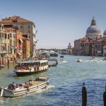 Vaporetto auf dem Kanal in Venedig