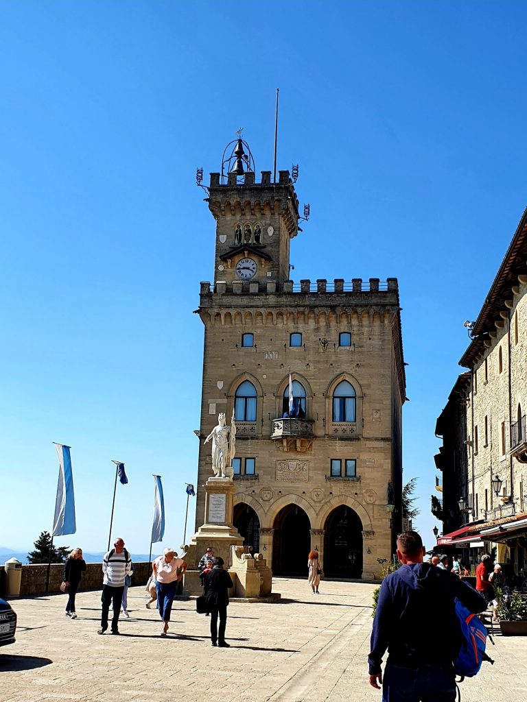 hohes historisches Gebäude mit Turm in San Marino