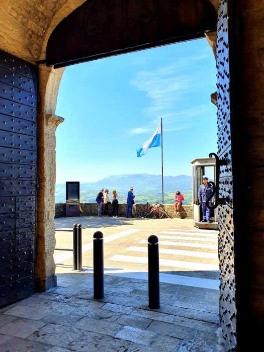 Blick durch historisches Stadttor auf die Flagge von San Marino