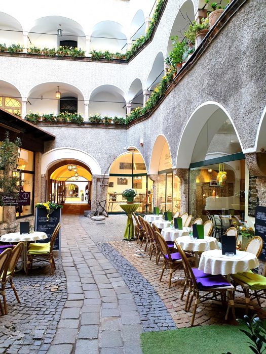 Durchhaus mit hübschem Café, Salzburg