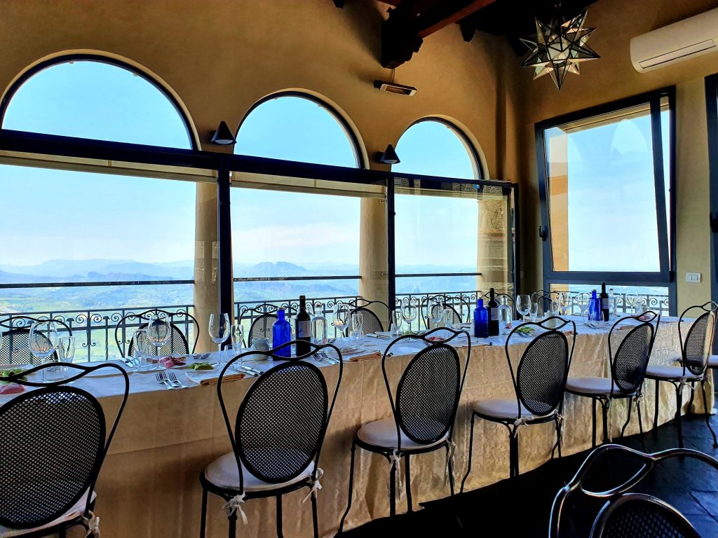 Tafel im Restaurant mit schönem Ausblick, Restaurant-Tipps San Marino