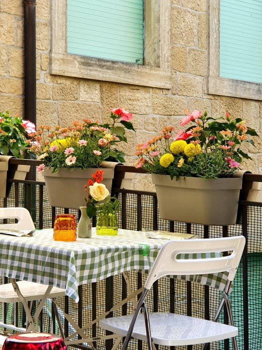 Gasthaus Tisch im Freien mit Blumenschmuck