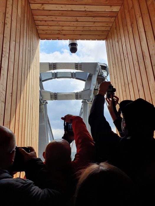 Fotografen halten Kameras und Handys hoch um Brücke zu fotografieren
