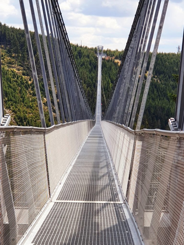 Ausblick auf die längste Hängebrücke der Welt, Tschechien