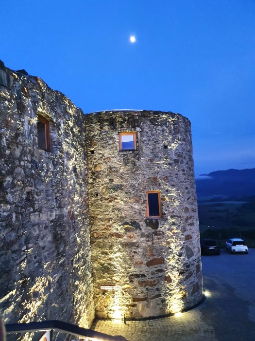 Burg Taggenbrunn bei Nacht und Vollmond