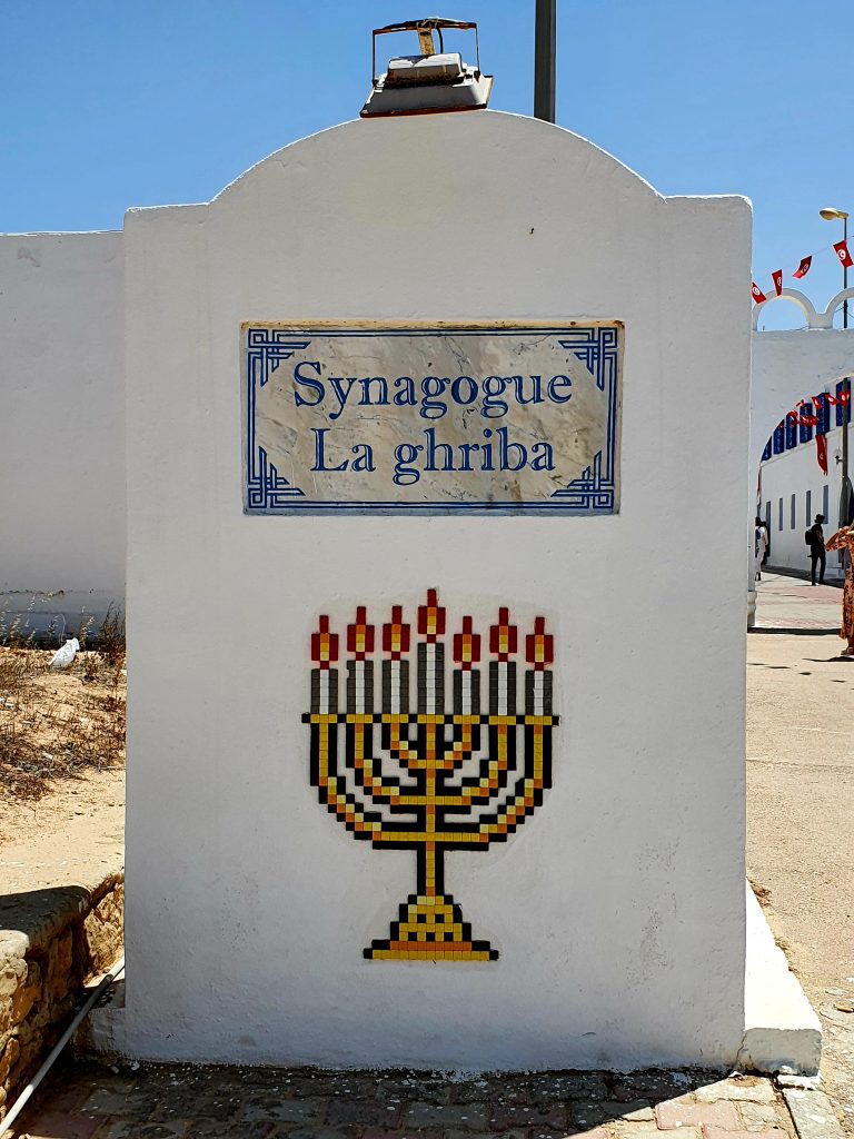 weiße Mauer der Synagoge "La Ghriba", Djerba Tunesien